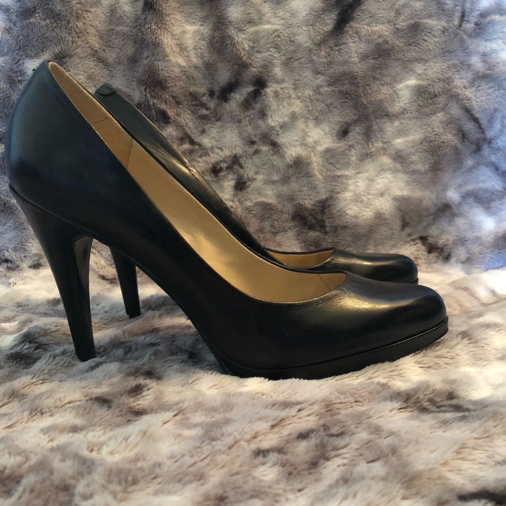 NINE WEST Black Leather Pumps